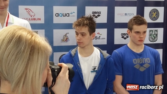 Zdjęcie w galerii na portalu naszraciborz.pl: Pływanie: Dawid Dziedzic i Dorian Bachlaj z medalami wiadomości z regionu