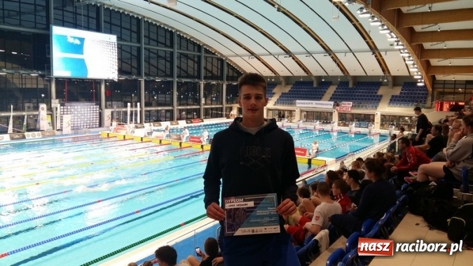 Zdjęcie w galerii na portalu naszraciborz.pl: Pływanie: Dawid Dziedzic i Dorian Bachlaj z medalami wiadomości z regionu