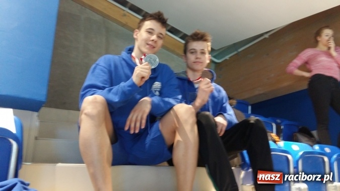 Zdjęcie w galerii na portalu naszraciborz.pl: Pływanie: Dawid Dziedzic i Dorian Bachlaj z medalami wiadomości z regionu