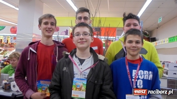 Zdjęcie w galerii na portalu naszraciborz.pl: Wolontariusze z Gimnazjum nr 5 pomagali w Zbi&oacute;rce Żywności wiadomości z regionu