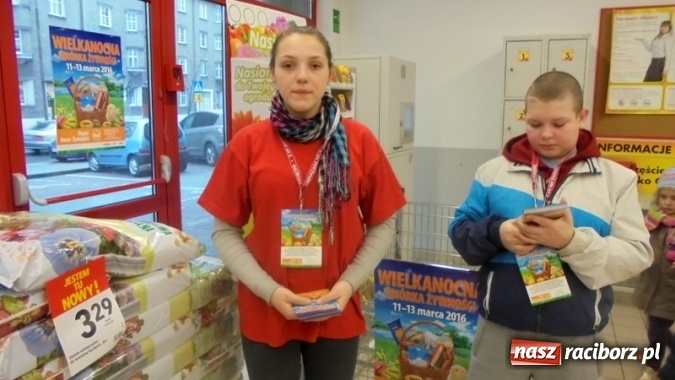 Zdjęcie w galerii na portalu naszraciborz.pl: Wolontariusze z Gimnazjum nr 5 pomagali w Zbi&oacute;rce Żywności wiadomości z regionu