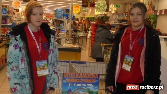 Zdjęcie w galerii na portalu naszraciborz.pl: Wolontariusze z Gimnazjum nr 5 pomagali w Zbi&oacute;rce Żywności wiadomości z regionu