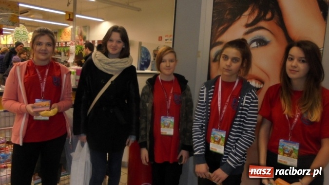 Zdjęcie w galerii na portalu naszraciborz.pl: Wolontariusze z Gimnazjum nr 5 pomagali w Zbi&oacute;rce Żywności wiadomości z regionu