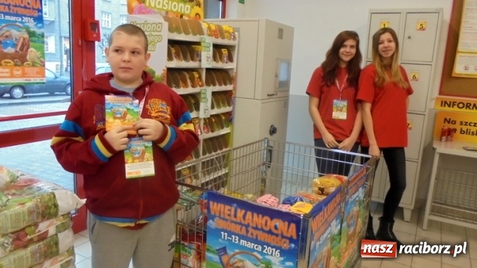 Zdjęcie w galerii na portalu naszraciborz.pl: Wolontariusze z Gimnazjum nr 5 pomagali w Zbi&oacute;rce Żywności wiadomości z regionu