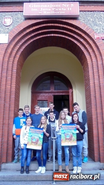 Zdjęcie w galerii na portalu naszraciborz.pl: Wolontariusze z Gimnazjum nr 5 pomagali w Zbi&oacute;rce Żywności wiadomości z regionu
