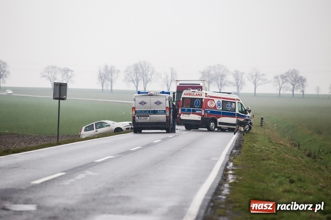Zdjęcie w galerii na portalu naszraciborz.pl: Zderzenie dwóch samochodów na Opawskiej przy wyjeździe z Raciborza  wiadomości z regionu