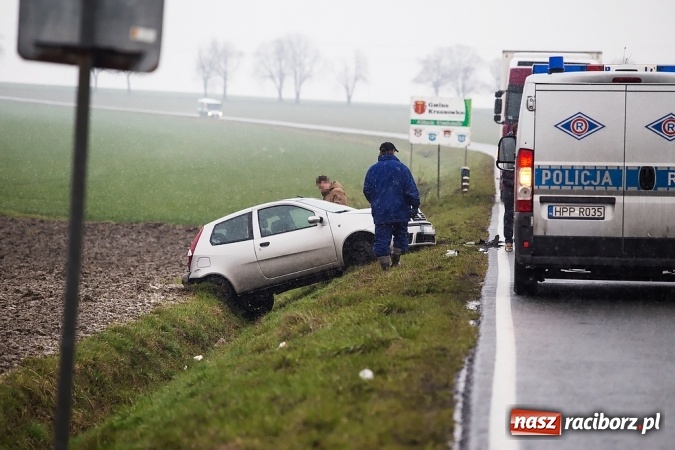 Zdjęcie w galerii na portalu naszraciborz.pl: Zderzenie dwóch samochodów na Opawskiej przy wyjeździe z Raciborza  wiadomości z regionu