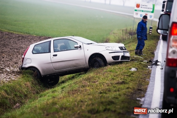 Zdjęcie w galerii na portalu naszraciborz.pl: Zderzenie dwóch samochodów na Opawskiej przy wyjeździe z Raciborza  wiadomości z regionu