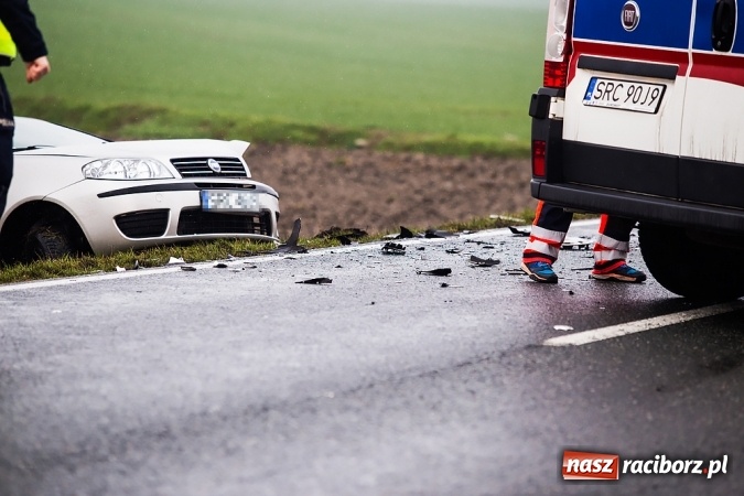 Zdjęcie w galerii na portalu naszraciborz.pl: Zderzenie dwóch samochodów na Opawskiej przy wyjeździe z Raciborza  wiadomości z regionu