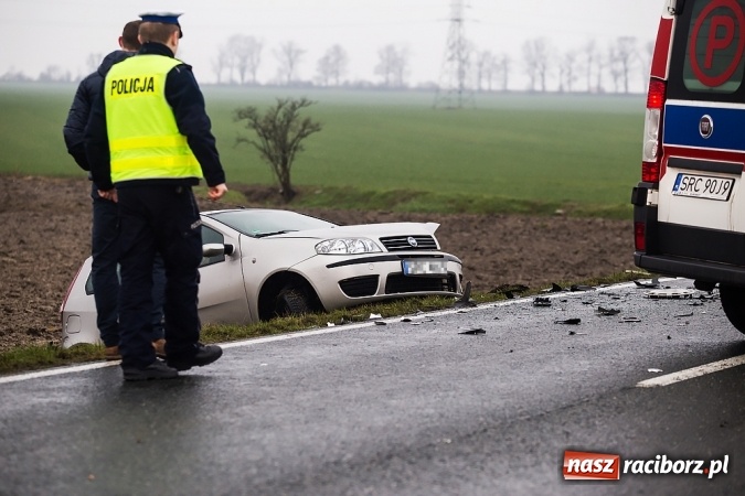Zdjęcie w galerii na portalu naszraciborz.pl: Zderzenie dwóch samochodów na Opawskiej przy wyjeździe z Raciborza  wiadomości z regionu