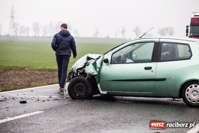Zdjęcie w galerii na portalu naszraciborz.pl: Zderzenie dwóch samochodów na Opawskiej przy wyjeździe z Raciborza  wiadomości z regionu