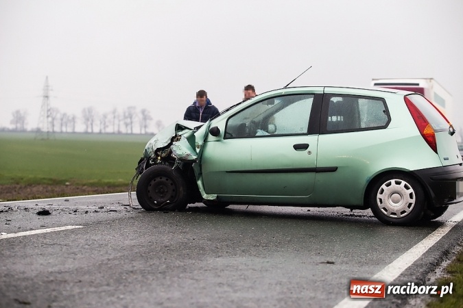 Zdjęcie w galerii na portalu naszraciborz.pl: Zderzenie dwóch samochodów na Opawskiej przy wyjeździe z Raciborza  wiadomości z regionu