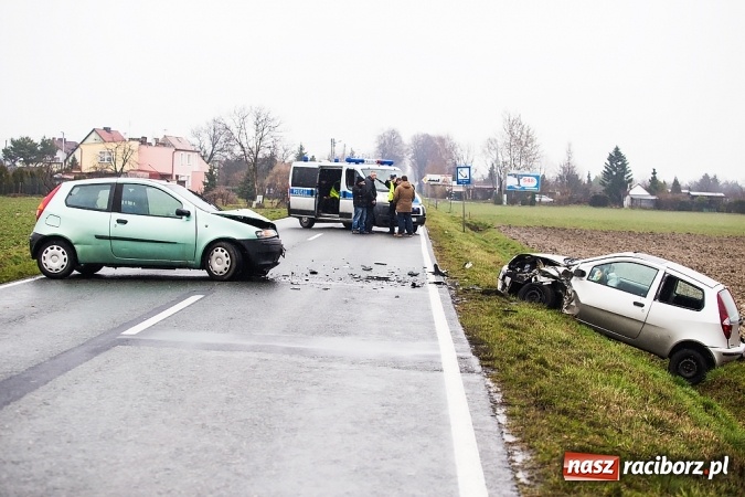 Zdjęcie w galerii na portalu naszraciborz.pl: Zderzenie dwóch samochodów na Opawskiej przy wyjeździe z Raciborza  wiadomości z regionu