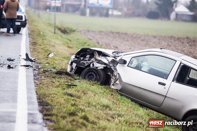 Zdjęcie w galerii na portalu naszraciborz.pl: Zderzenie dwóch samochodów na Opawskiej przy wyjeździe z Raciborza  wiadomości z regionu