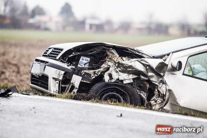 Zdjęcie w galerii na portalu naszraciborz.pl: Zderzenie dwóch samochodów na Opawskiej przy wyjeździe z Raciborza  wiadomości z regionu