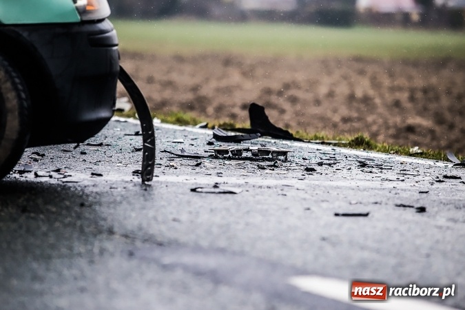 Zdjęcie w galerii na portalu naszraciborz.pl: Zderzenie dwóch samochodów na Opawskiej przy wyjeździe z Raciborza  wiadomości z regionu