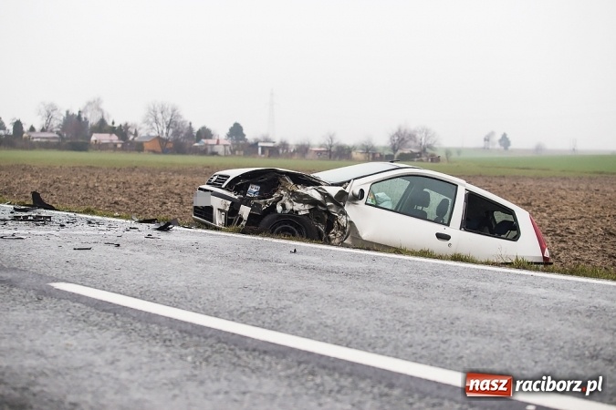Zdjęcie w galerii na portalu naszraciborz.pl: Zderzenie dwóch samochodów na Opawskiej przy wyjeździe z Raciborza  wiadomości z regionu