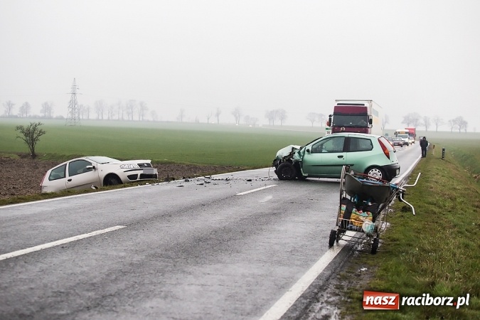 Zdjęcie w galerii na portalu naszraciborz.pl: Zderzenie dwóch samochodów na Opawskiej przy wyjeździe z Raciborza  wiadomości z regionu