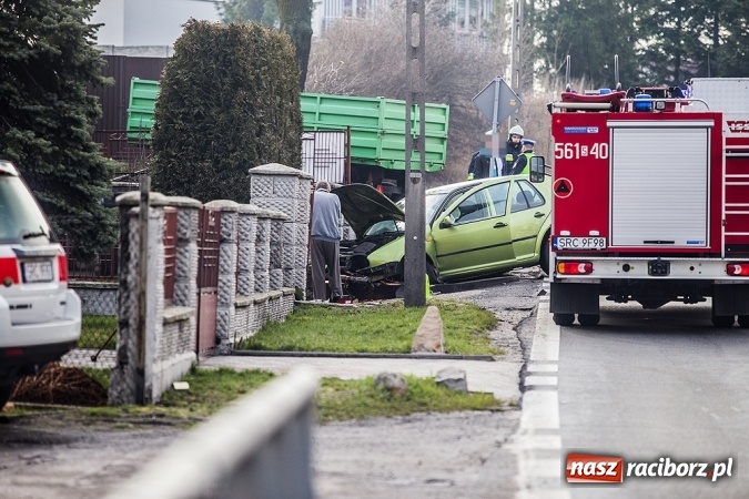 Zdjęcie w galerii na portalu naszraciborz.pl: Volkswagen wylądował w płocie w Raciborzu-Sudole wiadomości z regionu