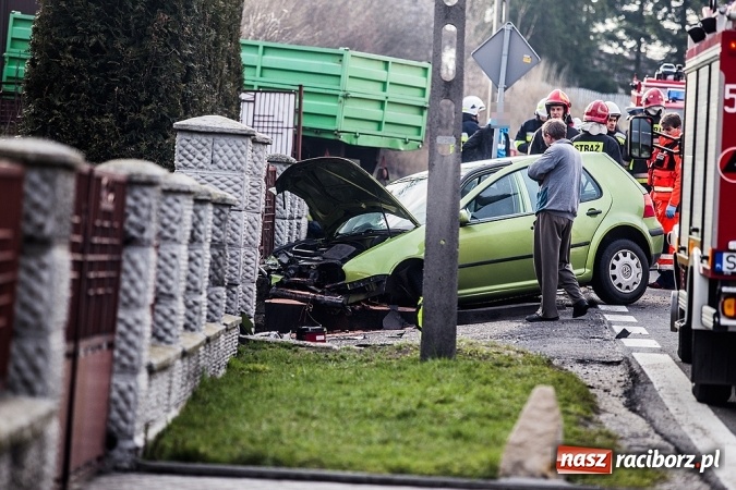 Zdjęcie w galerii na portalu naszraciborz.pl: Volkswagen wylądował w płocie w Raciborzu-Sudole wiadomości z regionu