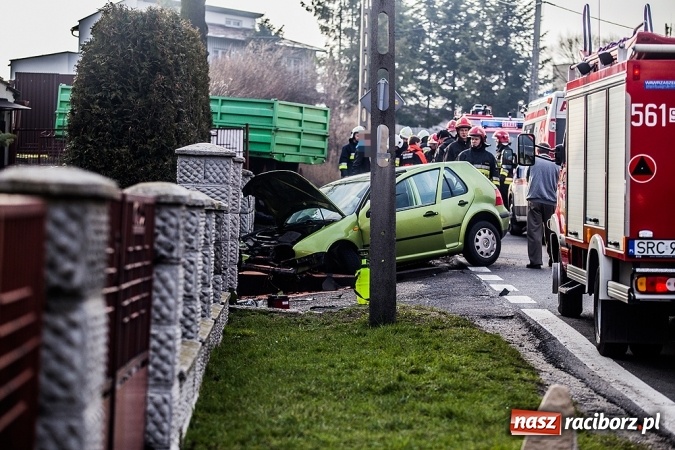 Zdjęcie w galerii na portalu naszraciborz.pl: Volkswagen wylądował w płocie w Raciborzu-Sudole wiadomości z regionu