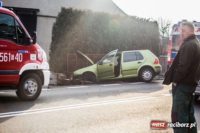 Zdjęcie w galerii na portalu naszraciborz.pl: Volkswagen wylądował w płocie w Raciborzu-Sudole wiadomości z regionu