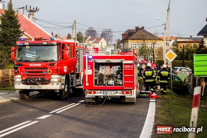Zdjęcie w galerii na portalu naszraciborz.pl: Volkswagen wylądował w płocie w Raciborzu-Sudole wiadomości z regionu
