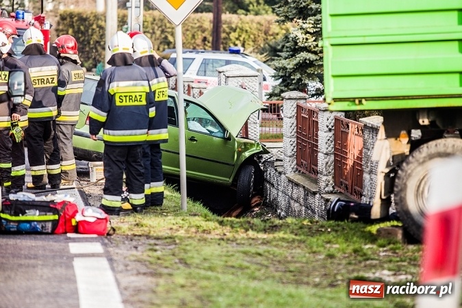 Zdjęcie w galerii na portalu naszraciborz.pl: Volkswagen wylądował w płocie w Raciborzu-Sudole wiadomości z regionu