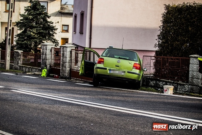 Zdjęcie w galerii na portalu naszraciborz.pl: Volkswagen wylądował w płocie w Raciborzu-Sudole wiadomości z regionu