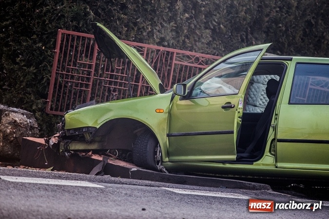 Zdjęcie w galerii na portalu naszraciborz.pl: Volkswagen wylądował w płocie w Raciborzu-Sudole wiadomości z regionu