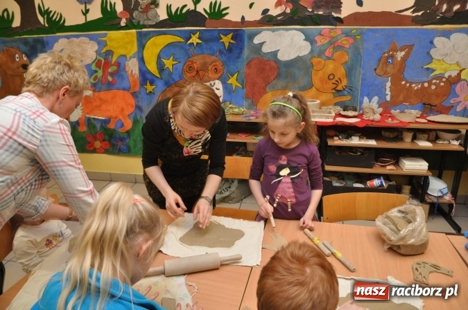 Zdjęcie w galerii na portalu naszraciborz.pl: Szkoła Podstawowa nr 18 zaprosiła na lekcje otwarte i kiermasz wielkanocny. Było kolorowo, naukowo i świątecznie wiadomości z regionu