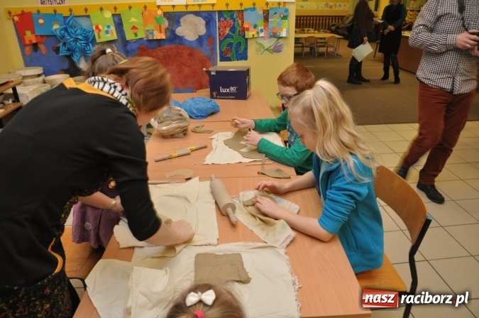 Zdjęcie w galerii na portalu naszraciborz.pl: Szkoła Podstawowa nr 18 zaprosiła na lekcje otwarte i kiermasz wielkanocny. Było kolorowo, naukowo i świątecznie wiadomości z regionu