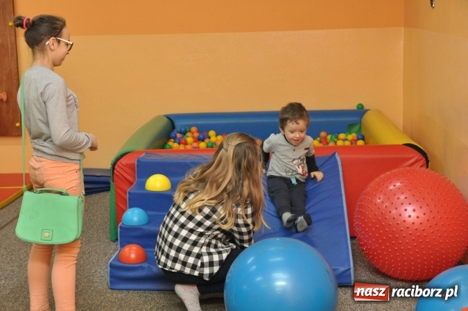 Zdjęcie w galerii na portalu naszraciborz.pl: Szkoła Podstawowa nr 18 zaprosiła na lekcje otwarte i kiermasz wielkanocny. Było kolorowo, naukowo i świątecznie wiadomości z regionu