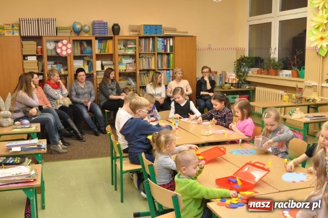 Zdjęcie w galerii na portalu naszraciborz.pl: Szkoła Podstawowa nr 18 zaprosiła na lekcje otwarte i kiermasz wielkanocny. Było kolorowo, naukowo i świątecznie wiadomości z regionu