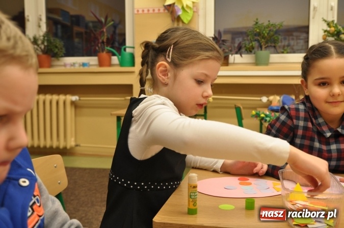 Zdjęcie w galerii na portalu naszraciborz.pl: Szkoła Podstawowa nr 18 zaprosiła na lekcje otwarte i kiermasz wielkanocny. Było kolorowo, naukowo i świątecznie wiadomości z regionu