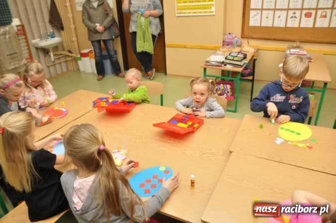 Zdjęcie w galerii na portalu naszraciborz.pl: Szkoła Podstawowa nr 18 zaprosiła na lekcje otwarte i kiermasz wielkanocny. Było kolorowo, naukowo i świątecznie wiadomości z regionu