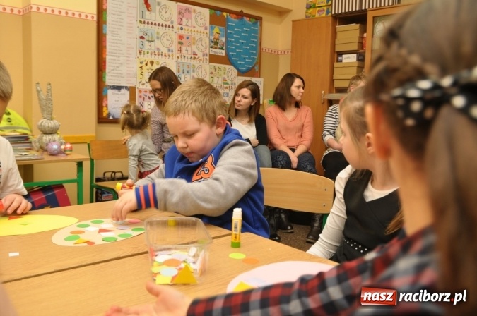 Zdjęcie w galerii na portalu naszraciborz.pl: Szkoła Podstawowa nr 18 zaprosiła na lekcje otwarte i kiermasz wielkanocny. Było kolorowo, naukowo i świątecznie wiadomości z regionu