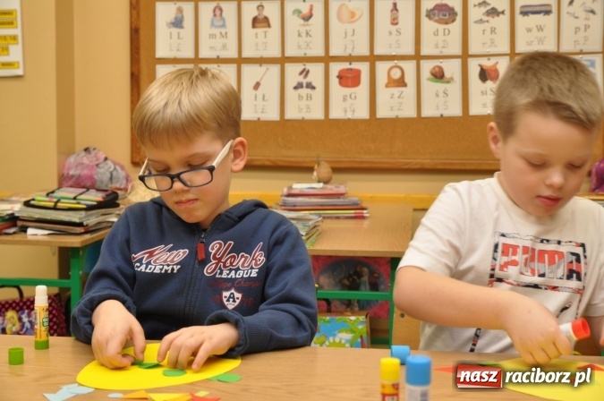 Zdjęcie w galerii na portalu naszraciborz.pl: Szkoła Podstawowa nr 18 zaprosiła na lekcje otwarte i kiermasz wielkanocny. Było kolorowo, naukowo i świątecznie wiadomości z regionu