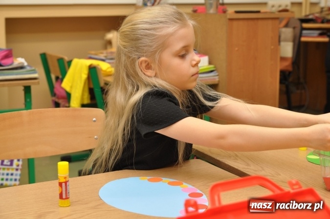 Zdjęcie w galerii na portalu naszraciborz.pl: Szkoła Podstawowa nr 18 zaprosiła na lekcje otwarte i kiermasz wielkanocny. Było kolorowo, naukowo i świątecznie wiadomości z regionu