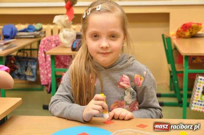 Zdjęcie w galerii na portalu naszraciborz.pl: Szkoła Podstawowa nr 18 zaprosiła na lekcje otwarte i kiermasz wielkanocny. Było kolorowo, naukowo i świątecznie wiadomości z regionu
