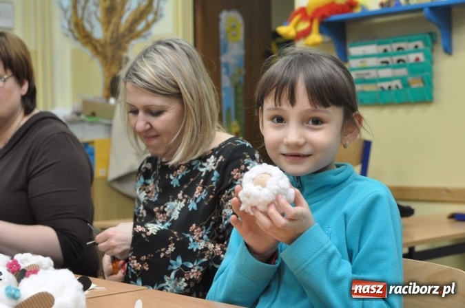 Zdjęcie w galerii na portalu naszraciborz.pl: Szkoła Podstawowa nr 18 zaprosiła na lekcje otwarte i kiermasz wielkanocny. Było kolorowo, naukowo i świątecznie wiadomości z regionu