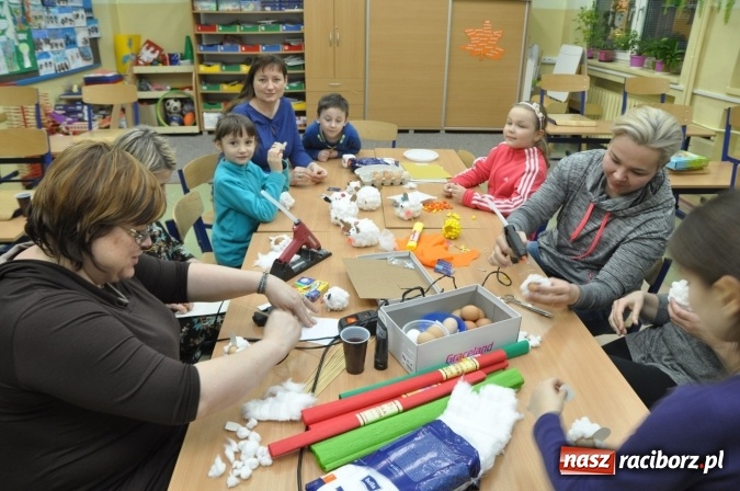 Zdjęcie w galerii na portalu naszraciborz.pl: Szkoła Podstawowa nr 18 zaprosiła na lekcje otwarte i kiermasz wielkanocny. Było kolorowo, naukowo i świątecznie wiadomości z regionu