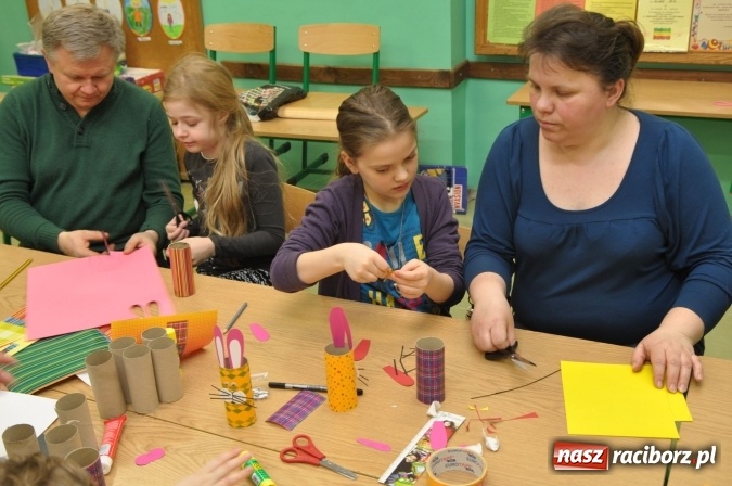 Zdjęcie w galerii na portalu naszraciborz.pl: Szkoła Podstawowa nr 18 zaprosiła na lekcje otwarte i kiermasz wielkanocny. Było kolorowo, naukowo i świątecznie wiadomości z regionu