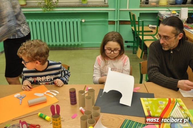Zdjęcie w galerii na portalu naszraciborz.pl: Szkoła Podstawowa nr 18 zaprosiła na lekcje otwarte i kiermasz wielkanocny. Było kolorowo, naukowo i świątecznie wiadomości z regionu