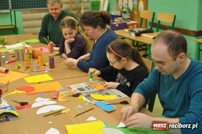 Zdjęcie w galerii na portalu naszraciborz.pl: Szkoła Podstawowa nr 18 zaprosiła na lekcje otwarte i kiermasz wielkanocny. Było kolorowo, naukowo i świątecznie wiadomości z regionu