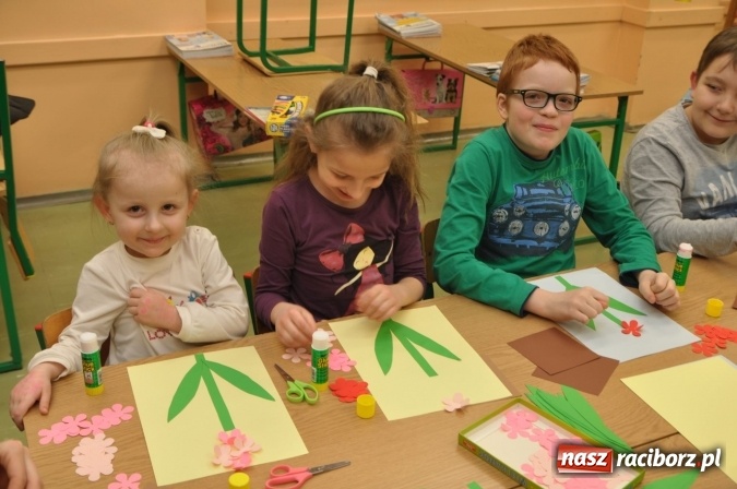 Zdjęcie w galerii na portalu naszraciborz.pl: Szkoła Podstawowa nr 18 zaprosiła na lekcje otwarte i kiermasz wielkanocny. Było kolorowo, naukowo i świątecznie wiadomości z regionu