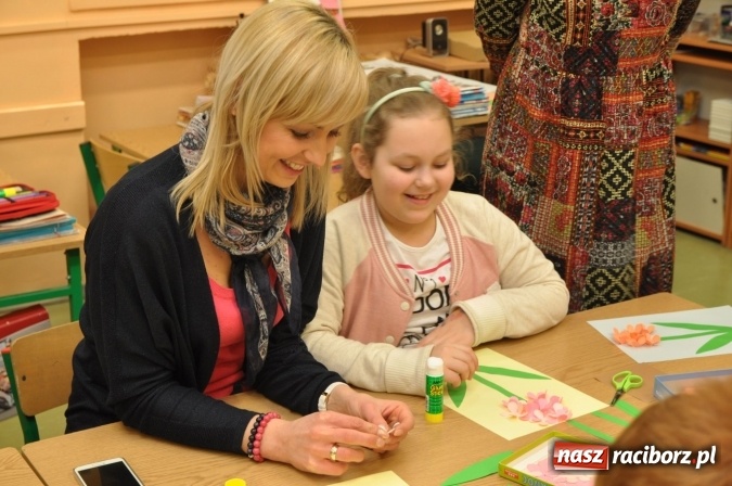 Zdjęcie w galerii na portalu naszraciborz.pl: Szkoła Podstawowa nr 18 zaprosiła na lekcje otwarte i kiermasz wielkanocny. Było kolorowo, naukowo i świątecznie wiadomości z regionu