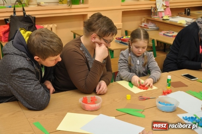 Zdjęcie w galerii na portalu naszraciborz.pl: Szkoła Podstawowa nr 18 zaprosiła na lekcje otwarte i kiermasz wielkanocny. Było kolorowo, naukowo i świątecznie wiadomości z regionu