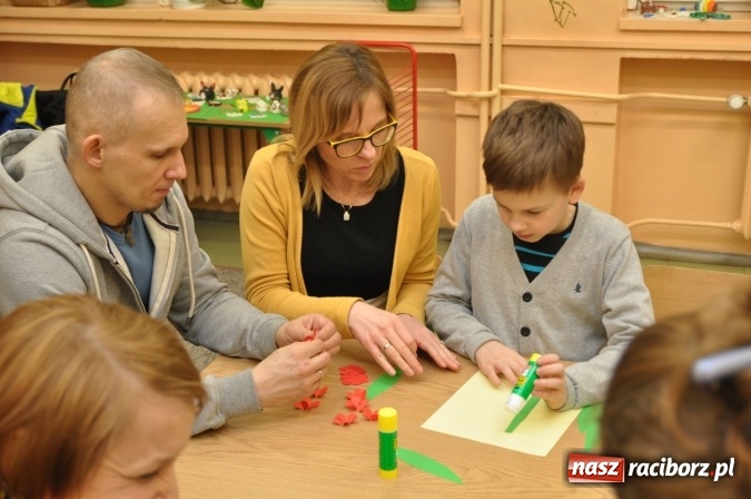 Zdjęcie w galerii na portalu naszraciborz.pl: Szkoła Podstawowa nr 18 zaprosiła na lekcje otwarte i kiermasz wielkanocny. Było kolorowo, naukowo i świątecznie wiadomości z regionu