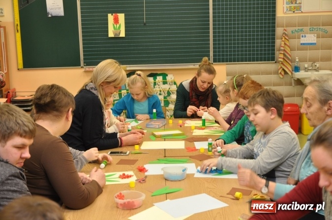 Zdjęcie w galerii na portalu naszraciborz.pl: Szkoła Podstawowa nr 18 zaprosiła na lekcje otwarte i kiermasz wielkanocny. Było kolorowo, naukowo i świątecznie wiadomości z regionu